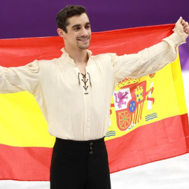 El español Javier Fernández celebra su medalla de bronce en los Juegos Olímpicos de Invierno. EFE/EPA/HOW HWEE YOUNG