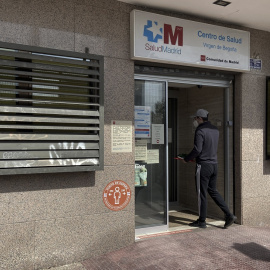 Un hombre entra por la puerta del Centro de Salud Virgen de Begoña (Madrid), en una imagen de archivo.