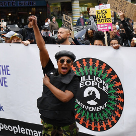 La activista Sasha Johnson hace un gesto al frente de una reunión en Westbourne Park que participa en la marcha inaugural de Million People March desde Notting Hill a Hyde Park en Londres el 30 de agosto de 2020