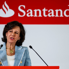 La presidenta de Banco Santander,  Ana P. Botin, durante la presentaciñon de los resultados anuales, en la Ciudad Financiera de la entidad, en Boadilla del Monte. REUTERS/Juan Medina