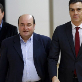 Aitor Esteban, Andoni Ortuzar y Pedro Sánchez, en una foto de archivo. EFE