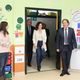 11/11/2022 Isabel Díaz Ayuso, junto a su consejero de Educación y Universidades, Enrique Ossorio, durante una visita al colegio bilingüe San Agustín Los Negrales de Guadarrama (Madrid)