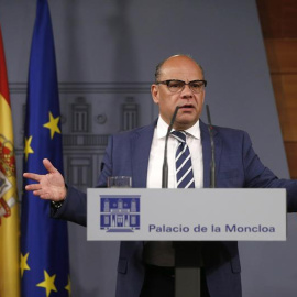 El secretario general de Coalición Canaria (CC), José Miguel Barragán, durante la rueda de prensa que ha ofrecido hoy en en el Palacio de la Moncloa tras la reunión que ha mantenido, junto al presidente de Canarias, Fernando Clavijo, con el