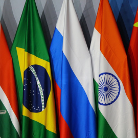 Las banderas de Sudáfrica, Brasil, Rusia, India y China, en la cumbre de la cumbre de los BRICS en Johannesburgo. EFE/EPA/KIM LUDBROOK