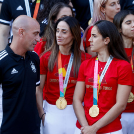 El presidente de Real Federación Española de Fútbol (RFEF), Luis Rubiales, conversa con las jugadoras Esther González (c) y Rocío Gálvez (d) durante la recepción del presidente del Gobierno en funciones, Pedro Sánchez, al equipo en el Palac