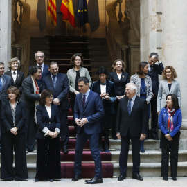 El presidente del Gobierno, Pedro Sánchez , junto a los miembros de su gabinete, posa para la foto de familia momentos antes de la reunión del Consejo de Ministros en la Llotja de Mar de Barcelona. EFE/Andreu Dalmau