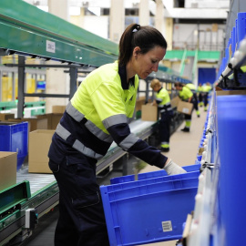 Trabajadora en una fábrica. E.P.