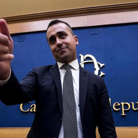 El líder del Movimiento 5 Estrellas, Luigi Di Maio, anuncia los resultados de la votación de sus bases, que han apoyado formar un gobierno con el Partido Democrático. /EFE