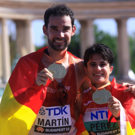 Los españoles Álvaro MartÍn y María Pérez posan con sus medallas de oro tras ganar la prueba de 35 kilómetros marcha en el Mundial de atletismo, en Budapest a 24 de agosto de 2023