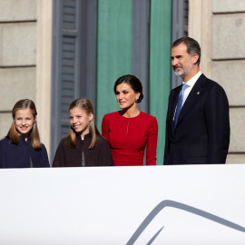 Los reyes, junto a sus hijas, Leonor (princesa de Asturias), y su hermana, la infanta Sofía, en el acto central de celebración de los 40 años de la Constitución, en el Congreso de los Diputados. EFE