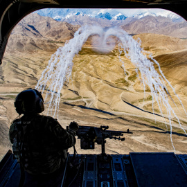 Un soldado del ejército estadounidense sobrevolando Afganistán en helicóptero. / REUTERS