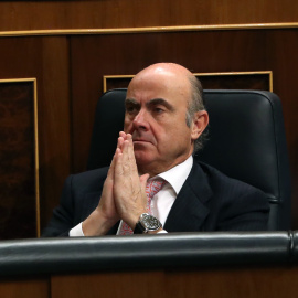 El ministro de Economía, Luis de Guindos, durante el Pleno del Congreso de los Diputados. EFE/ J.J. Guillén