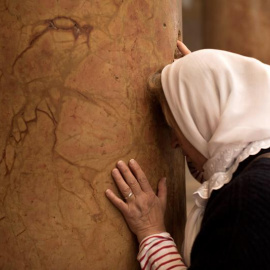 Una peregrina cristiana reza en la Iglesia de la Natividad, considerado por los cristianos de todo el mundo como el lugar de nacimiento de Jesucristo, en la ciudad cisjordania de Belén (Palestina) hoy, 12 de diciembre de 2018. EFE/ Atef Saf