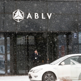 Un guardia de seguridad habla por su teléfono móvil en la entrada de la sede del banco ABLV, en Riga, la capital de Letonia. REUTERS/Ints Kalnins