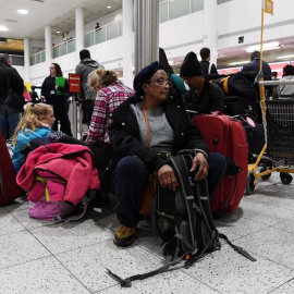 Pasajeros esperan en el aeropuerto de Gatwick (Londres). / EFE - FACUNDO ARRIZABALAGA