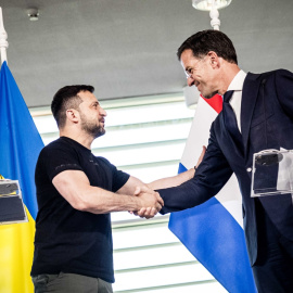 El presidente ucraniano, Volodymyr Zelensky (izquierda), y el primer ministro holandés, Mark Rutte, ofrecen una rueda de prensa durante una visita a la Base Aérea de Eindhoven, en Eindhoven, Países Bajos, el 20 de agosto de 2023.