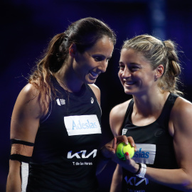 Alejandra Salazar y Gemma Triay celebran un punto durante el World Padel Tour Madrid, el 10 de abril de 2021.