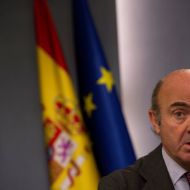 El ministro de Economía, Luis de Guindos, en una rueda de prensa en el Palacio de la Mocloa tras la reunión del Consejo de Ministros. REUTERS/Sergio Perez