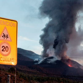 El Instituto Volcanológico de Canarias ha informado este martes de que el cono interno del volcán de La Palma se ha derrumbado sobre sí mismo.