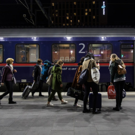 27/02/2019 - Pasajeros de un tren nocturno de Viena (Austria) a Roma (Italia). / AFP - ALEX HALADA