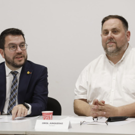 La dirección de ERC, encabezada por Pere Aragonès (izquierda), y Oriol Junqueras (derecha), tras una reunión en su sede.