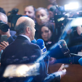 El ministro de Economía, Luis de Guindos, atiende a los medios de comunicación tras su designación para ocupar la Vicepresidencia del BCE. EFE/ Olivier Hoslet