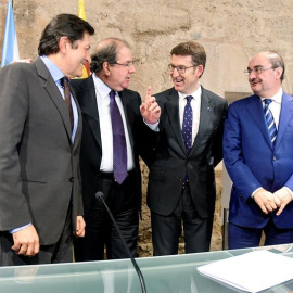 El jefe del Ejecutivo de Castilla y León, Juan Vicente Herrera (2i), acompañado por los presidentes de Galicia, Alberto Núñez Feijóo (2d), Asturias, Javier Fernández (i) y Aragón, Francisco Javier Lambán. /EFE