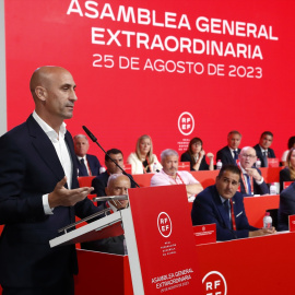 El presidente de la Real Federación Española de Fútbol (RFEF), Luis Rubiales, ofrece una rueda de prensa en la Asamblea General Extraordinaria, en la Ciudad del Fútbol de Las Rozas, a 25 de agosto de 2023