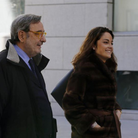 El expresidente de Catalunya Caixa Narcís Serra (i) a su salida de la Audiencia Nacional tras declarar como investigado junto a sus directores generales Adolf Todó y José María Loza. | J.P. GANDUL (EFE)