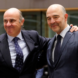 El ministro de Economía, Luis de Guindos, saluda al comisario de Economía y Asuntos Financieros, Pierre Moscovici, antes de la reunión del Ecofin. EFE/ Olivier Hoslet