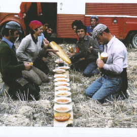 Diamantino con jornaleros en una comida