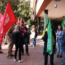 Concentració dels sindicats a les portes del Departament d'Educació.