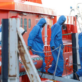 Llegada al puerto de Almería de 69 inmigrantes, entre ellos cuatro mujeres, rescatados de una patera en el Mediterráneo. (RICARDO GARCÍA | EFE)