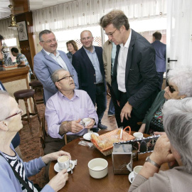 Alberto Núñez Feijóo acompañado por el conselleiro de Política Social de la Xunta, José Manuel Rey Varela visitando a personas mayores. /EFE