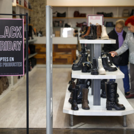 Un comercio en Barcelona anuncia las ofertas del Black Friday, a 21 de noviembre de 2023. Agencia EFE/Toni Albir