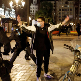 Agentes de Policía cargan contra los manifestantes a favor de Pablo Hasél en València.