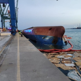 Dos personas desaparecidas y tres heridas tras volcar un barco de carga en el Puerto de Castellón