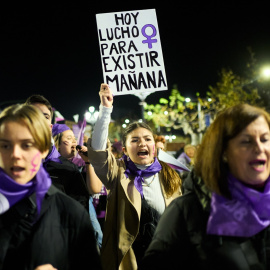 Una mujer sostiene una pancarta durante una manifestación contra las violencias machistas, a 25 de noviembre de 2022, en Santander, Cantabria (España).