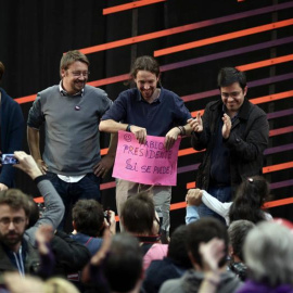 Pablo Iglesias (2d), junto a la alcaldesa de Barcelona, Ada Colau (i); el cabeza de lista por Barcelona Xavier Domenech (2i), y Gerardo Pisarello (d), teniente alcalde de Barcelona, durante el acto central de En Comú Podem. / TONI ALBIR (EF