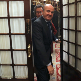 El ministro de Economía, Luis de Guindos, tras el pleno celebrado en el Congreso de los Diputados. EFE/Ballesteros