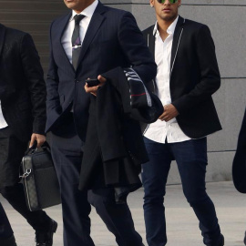 Neymar llegando ayer junto a su padre a la Audiencia Nacional. /EFE