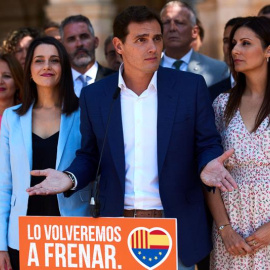 El presidente de Ciudadanos, Albert Rivera (c), Inés Arrimadas (i), y Lorena Roldán (d), en el exterior del Parlament de Catalunya, tras participar en la reunión del grupo parlamamentario de Ciudadanos.- EFE/Alejandro García