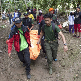 Voluntarios trasladan un cuerpo tras el tsunami en Indonesia que deja al menos 370 muertos. / EFE - ZULKIFLI