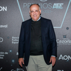 El presidente de LaLiga, Javier Tebas, posa durante los premios de la AFE en el Real Casino de Madrid el 6 de noviembre de 2023.