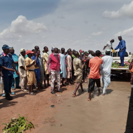 Imagen de archivo de varias personas nigerianas reunidas por los últimos acontecimientos de esta semana, en Kebbi. - REUTERS