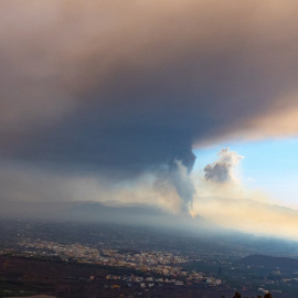 El Instituto Geográfico Nacional (IGN) estima que la nube de ceniza procedente del volcán está a 3.000 metros de altitud en dirección norte-noroeste.