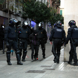 Agents dels Mossos davant el Banc Expropiat el 2016.