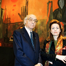 15/11/22 José Saramago y Sofia Gandarias, en el Parlamento Europeo frente al cuadro "Gernika" de la pintora vasca. — PE