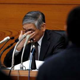 El gobernador del Banco Central de Japón, Haruhiko Kuroda, en una rueda de prensa en la sede de la entidad en Tokio (Japón). EFE/ Kimimasa Mayama