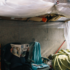 Carpa de plástico bajo la que se guarecen los primeros devotos del Cristo de Medinaceli. / FOTOS: TONI JULIÁ